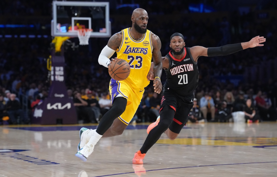 12年尴尬记录重现，詹姆斯不只累了，还准备切回辅助模式。火箭主场终于吃...