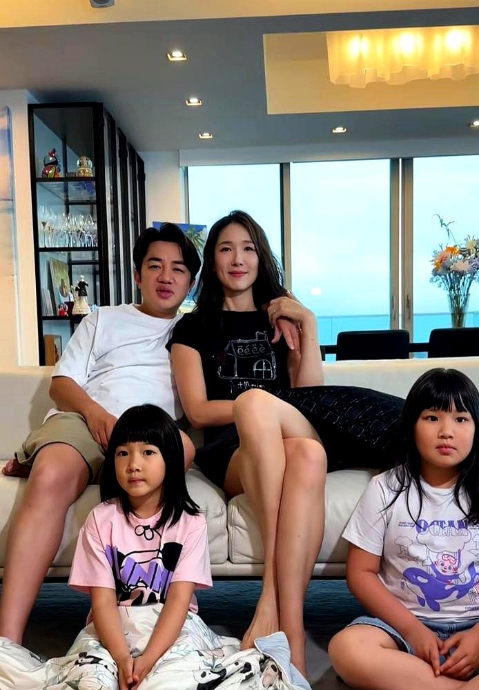 当年相差12厘米的王祖蓝和李亚男，晒出中秋全家福，评论区却全在盯着两个女儿的身高。

46岁的王祖蓝163厘米，李亚男175厘米。照片里两个女儿的长相明显像爸爸，目前看身高也随了爸爸。这就让不少人开始替孩子操心。

其实仔细看全家福，王祖蓝坐在沙发上搂着李亚男的肩膀。结婚这么多年，比起外人眼里般不般