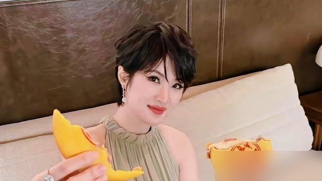 姚安娜中秋夜直接甩了张图，左手无名指一颗钻戒，半个字没配。评论区居然没炸，清一色恭喜好看。搁几年前，她发个呼吸照都得被骂上热搜。灰绿挂脖裙，短发，戒指明晃晃，手镯也是细的，整个人状态松弛得不像话。没人扒男方，也没工作室出来灭火，网友自己先替她圆场了。其实她这两年就是闷头拍戏，被嘲就跟着玩梗，不喊冤不