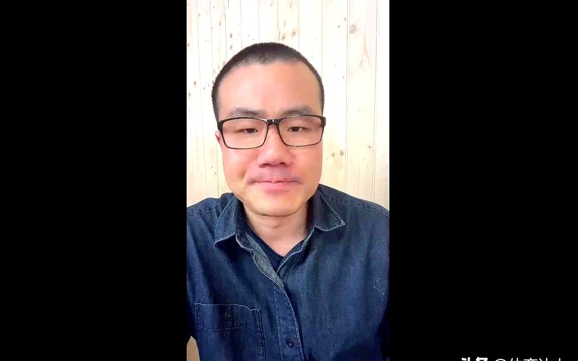 徐静雨把詹库杜排了个座次：詹姆斯第一，库里第二，杜兰特垫底。

老徐这回的逻辑很干脆，历史地位看的是生涯荣誉长度和影响力，不看单一总决赛。库里降薪留守勇士把舆论分拉满了，但季后赛肉搏时的攻坚稳定性确实存疑。杜兰特立棍单打效率历史顶尖，可惜始终建不起属于自己的王朝叙事。

至于球迷拿杜兰特巅峰期加盟勇