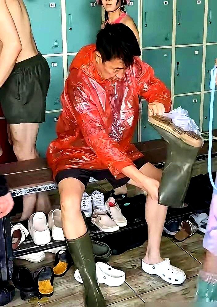 57岁的林永健在巴厘岛被偶遇，身边居然一个助理保镖都没有。

红雨衣配高筒雨靴，素颜的媳妇跟在一旁，个头已经蹿过老爹的林大竣在后头，一家三口看着跟普通人赶海没两样。路人认出来求合影，他就笑呵呵杵在那儿配合，没戴墨镜也没遮口罩。

现在有些小艺人出门恨不得八个保安开道，伞举得比皇上出巡还勤。反观真正拿