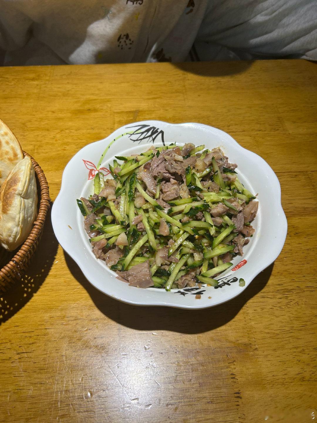 西安肉夹馍师傅已经忙到3秒夹一个
手速这么快的嘛，3秒一个肉夹馍
看来应该非常好吃吧
师傅的手还好吗
我们这里有跟肉夹馍很像的肉合
生意也非常好
下午三四点了顾客还是排着长队
也是非常火爆了[哈哈] ​