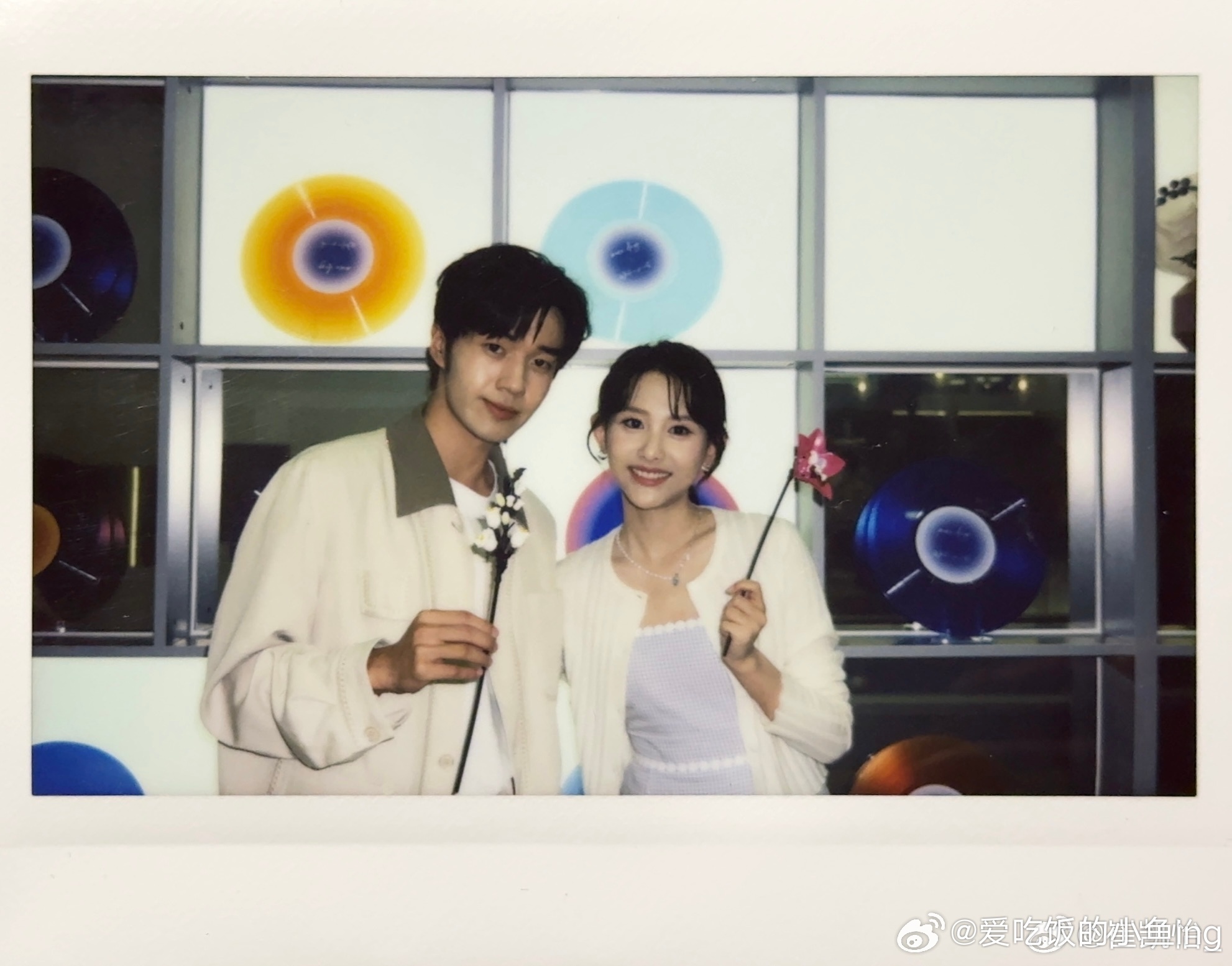 #恒怡cp[超话]# [打call][打call]#恒怡cp# 

今天的更新看完之后，只能默默流下了眼泪。中午的片段里，我最偏爱那场“末日逃亡”般的对话。那一刻，真的有一种身临其境闯入他们故事的错觉，脑海里只剩下一句：“世界在坍塌，而我们在相爱。”当那天的一半是暴雨，一半是夕阳，他们却拥有同样珍贵的勇气 ​