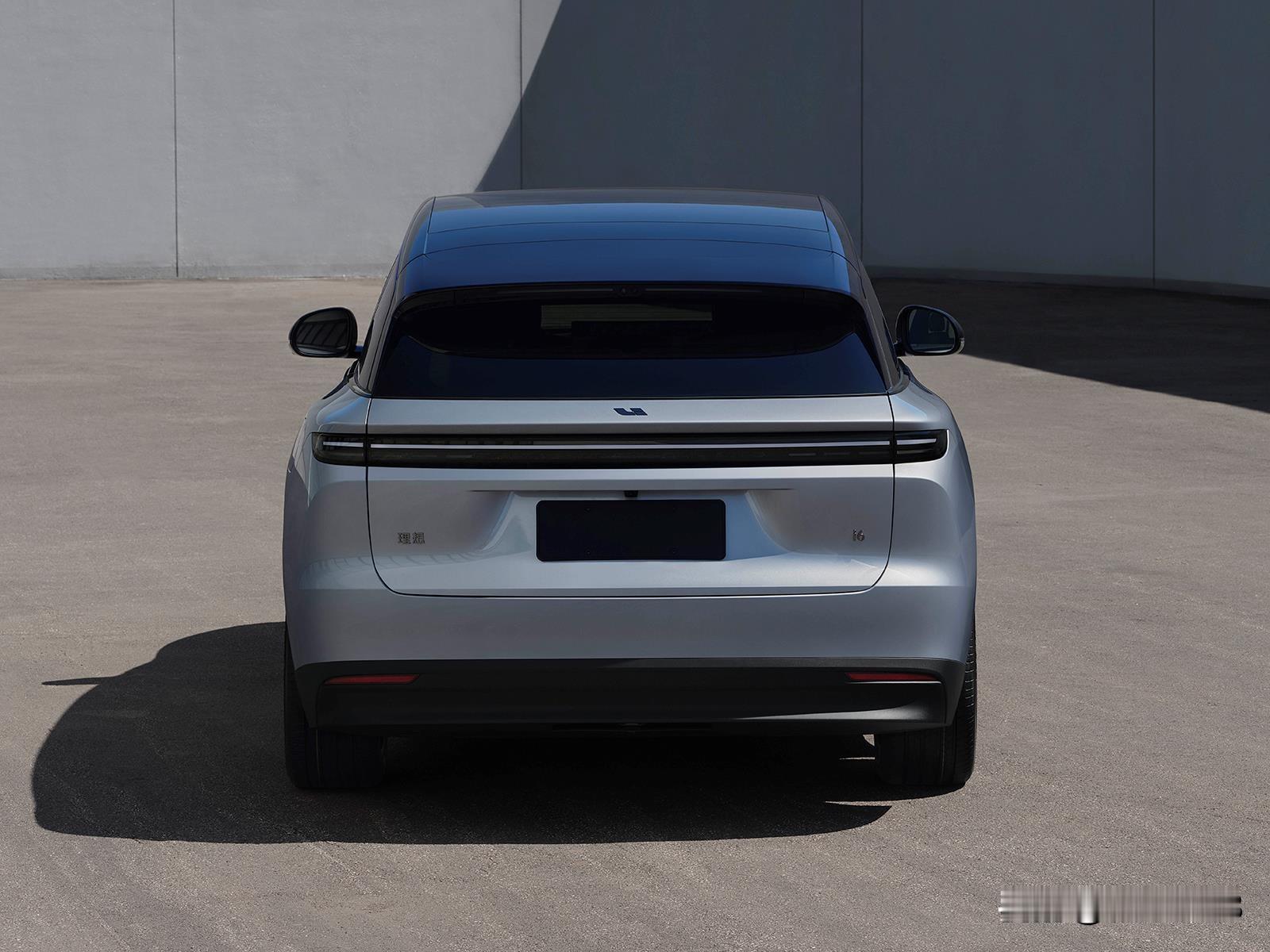 全新 LiAuto i6 已进入工信部公告。  
理想汽车此前表示，2026 款车型将于 9 月下旬开启预售，11 月初交付，搭载自研 5C 电池和 Mach 芯片。  
这款 5 座纯电 SUV 尺寸为 4,950×1,935×1,655 mm，轴距 3,000 mm，最高时速 200 km/h