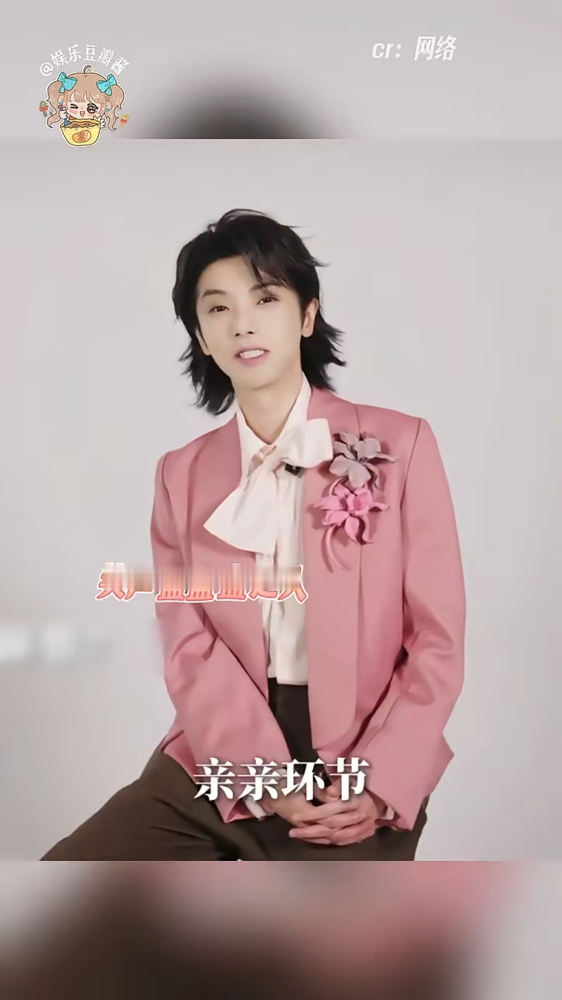 华晨宇越来越女气？粉丝闹着要换造型师！
上个月音乐节的美式小卷毛造型，被网友调侃撞脸动画角色壮壮妈。华晨宇亲自下场玩梗，说问题出在发带戴错位置，还晒出了调整后的自拍。
早从去年开始，就有大批粉丝公开呼吁工作室换掉造型团队，吐槽审美一直掉线。更早之前的婚纱长发造型，直接把舆论吵翻，有人夸先锋审美，