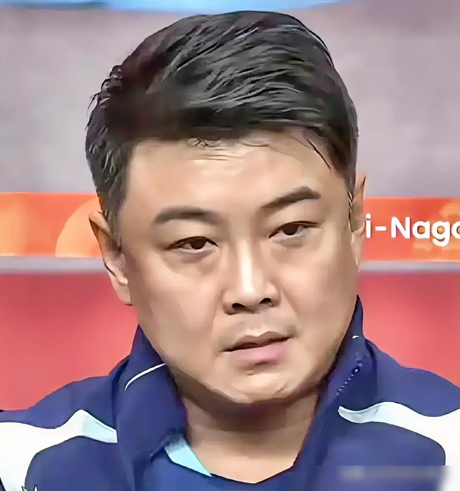 王皓被架在火上烤了。
名古屋亚运男团决赛，国乒2比3输日本，亚运八连冠直接断缆。一单王楚钦，二单推温瑞博，三单林诗栋，这排兵布阵，赛后被球迷翻来覆去地撕。王皓说阵容是反复权衡过的，就是给年轻人交学费。
结果王楚钦队内又让林诗栋4比0剃了头，质疑声直接炸锅。王皓一句他们也都尽力了，球迷直接分两派，
