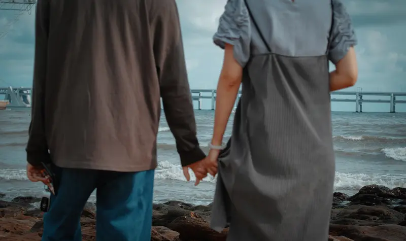 突然分手想复合，可别盲目行动。很多人分手后死缠烂打发消息、低姿态求和...