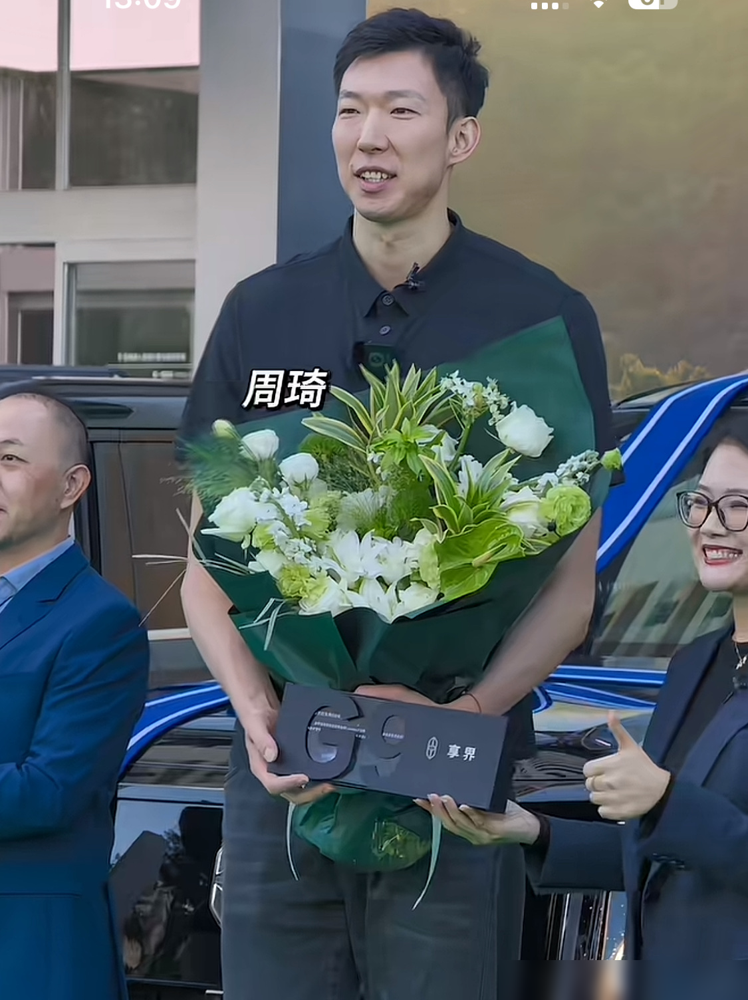 一场正赛没打，周琦赵睿先一人提走一辆新车！
回想当年在广东，赞助商喊着人手一辆，最后全队就分到一台，饼画得挺大。这回在北京首钢，承诺半点没打折，车钥匙直接递手里，翟晓川、张才仁也是人人有份。
更有意思的是季前赛，周琦轮休没上，赵睿打一半崴脚，首钢靠着新外援照样全胜收工。场下待遇给到位，场上心气自