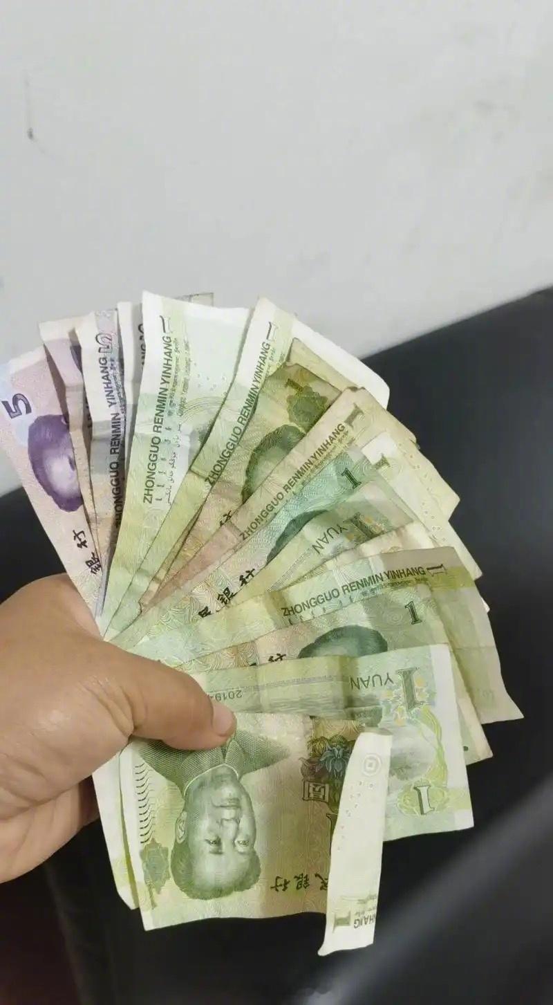 珞妮上楼传达她妈妈的指示：“妈妈说要你拿一千块钱，买羊粪。”我问：“你...