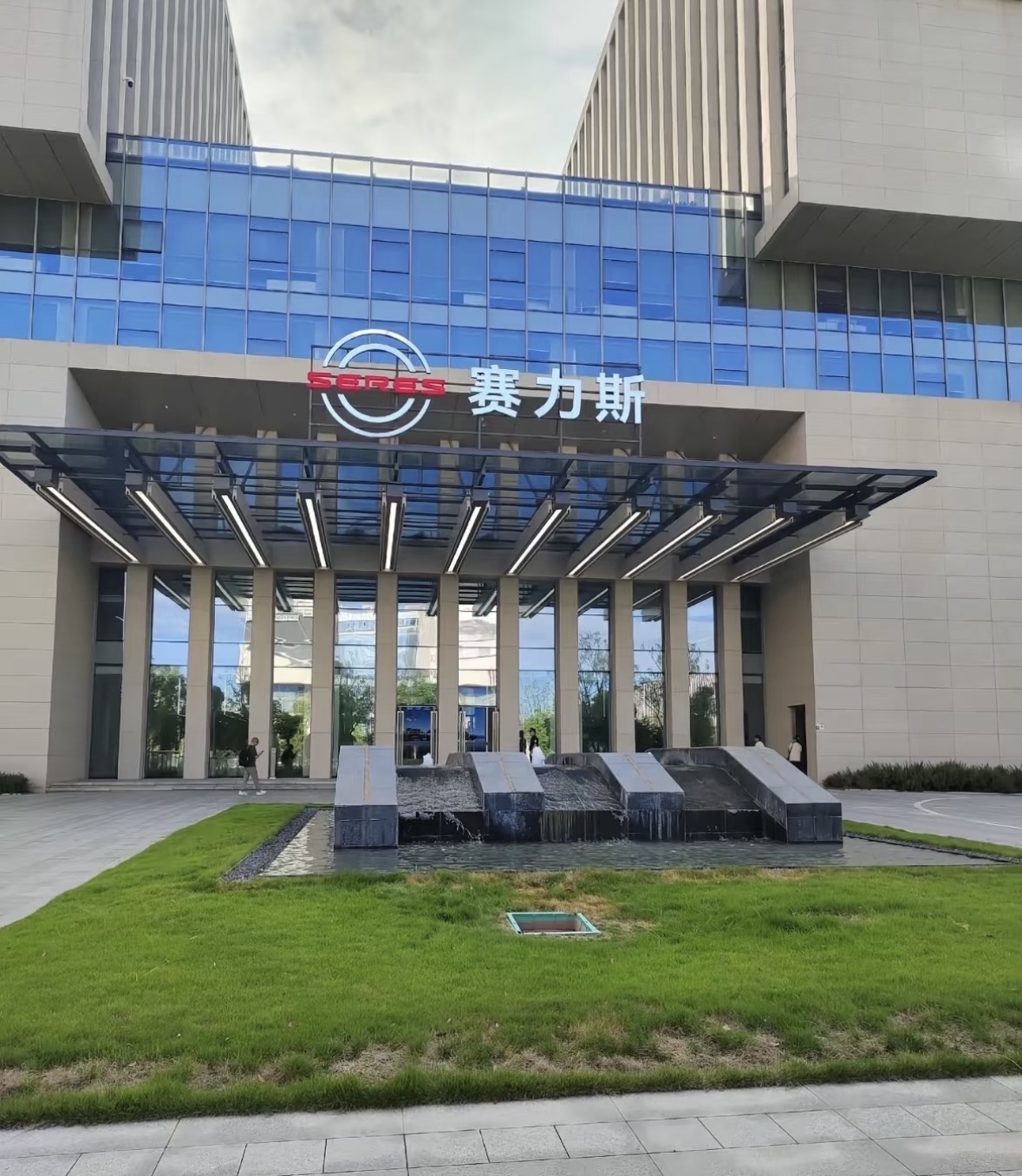 合作模式一变，简要说说华为现在是啥角色，首先声明华为没有跑路！只是角色更偏向智能化供应商。问界保留鸿蒙智行身份，帆交给赛力斯掌舵，华为继续当好技术水手。