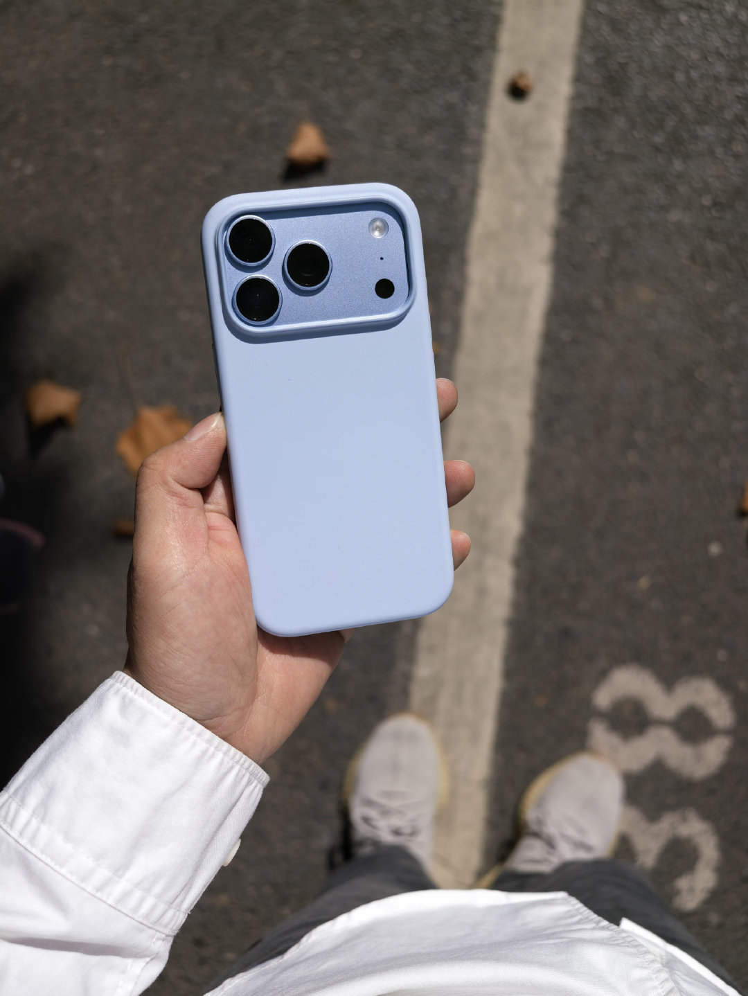 用的蓝色硅胶壳配我的蓝色 iPhone18 Pro，一点毛病都没。Nice！ ​