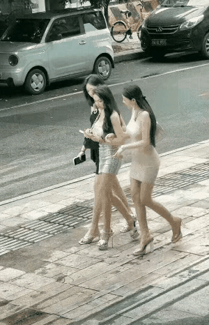 三人行，必有我师！ 身姿曼妙的小姐姐，身着短裙凸显身材优势，让男性更着...