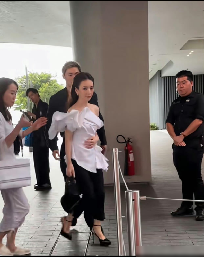 郭富城老婆方媛，39岁生仨娃，这腰是真实存在的？
白T恤，紧身裤，S曲线，蚂蚁腰，配文就一句今天来健身了。
不是摆拍。她一周固定练两三次，核心腹肌轮着虐，川字肌清清楚楚。
饮食更狠，低糖低碳，抗氧化水果当饭吃，熬夜也硬改掉了，还公开说30岁后光抹脸不够，有条件的可以上医美。
就这，她还能自己