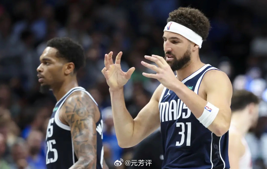 克莱·汤普森转投热火，最大赢家有三个，最大输家只有一个

NBA休赛期重磅签约尘埃落定！克莱·汤普森正式和独行侠完成买断，以2年1300万、第二年球员选项的合同强势加盟迈阿密热火。上赛季克莱场均11.7分2.1篮板1.4助攻，三分命中率稳定38.3%，状态依旧稳健。这笔签约彻底改写东部争冠格局，纵观全联盟 ​