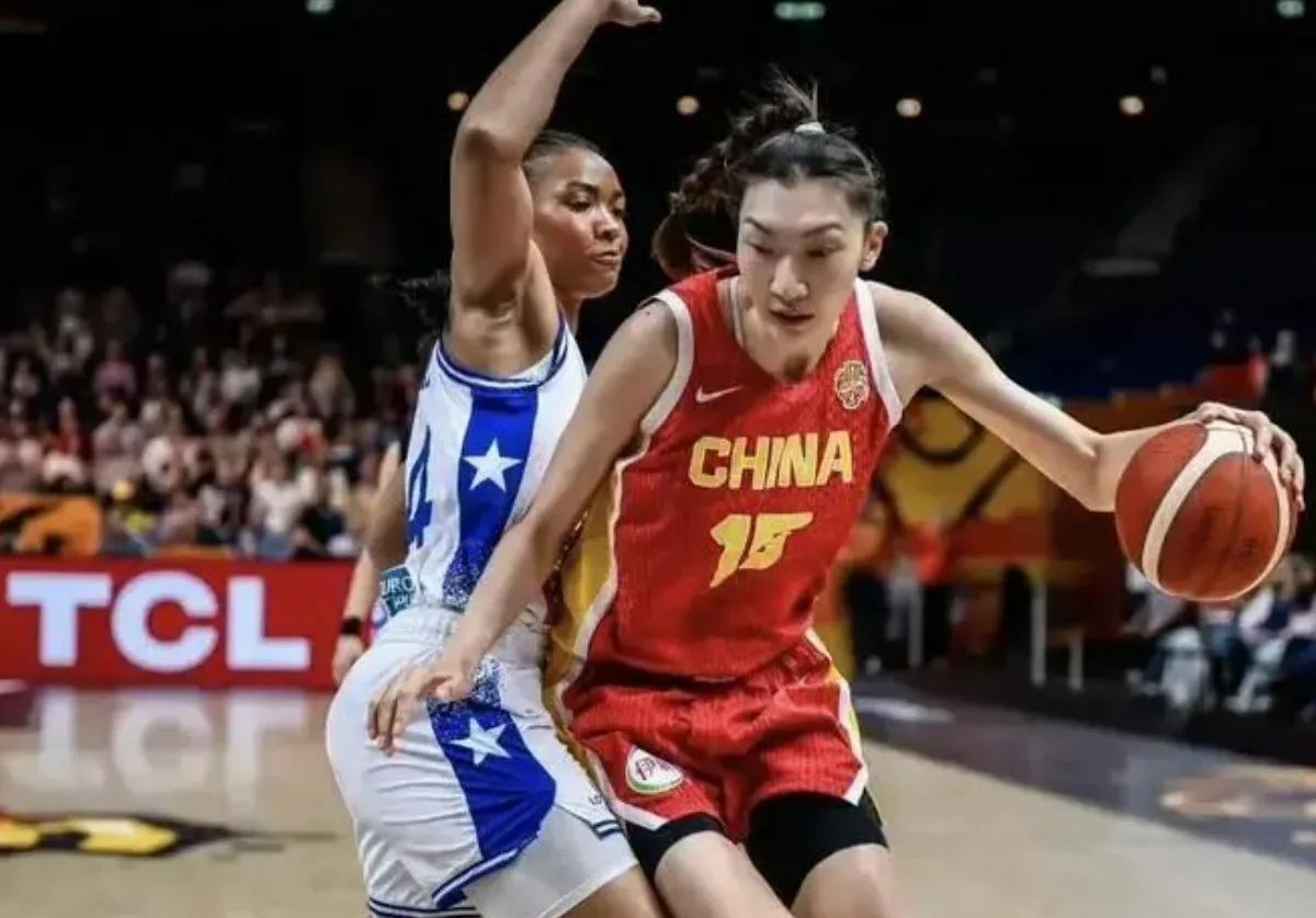 韩旭退出赛事，刘雨桐顶替入选，安排合乎备战逻辑
 
女篮阵容迎来调整，韩旭退出本次赛事，刘雨桐接替进入名单，这样的变动在不少球迷预料之中。核心原因在于韩旭现阶段的规划，个人训练与赛程安排优先服务国际大赛，需要留出足够时间休整、打磨状态，因此选择缺席本次赛事。
 
韩旭作为中国女篮的核心内线，常年往返
