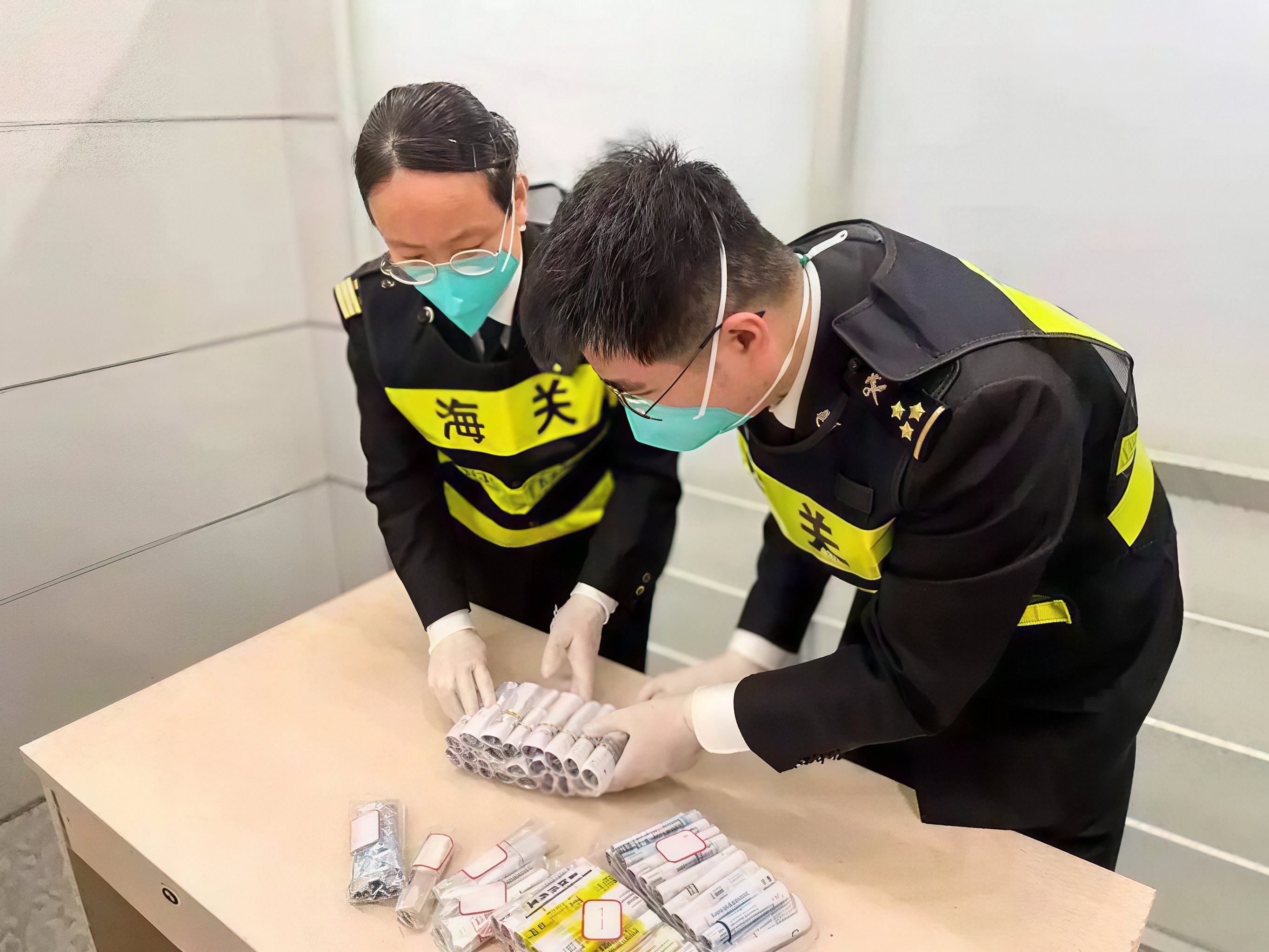1353管孕妇血！司机想运出境：你送的不是“鉴定样本”，是国人基因

22起晚港珠澳大桥珠海公路口岸，一辆粤港两地牌客车形迹可疑。海关一开后备箱：11个包裹、1353管孕妇血液样本，每管独立编号、标着姓名身份，密封得整整齐齐。

司机“违规携带”只是门面话。背后是老黑产：网上打“无创胎儿性别鉴定”“