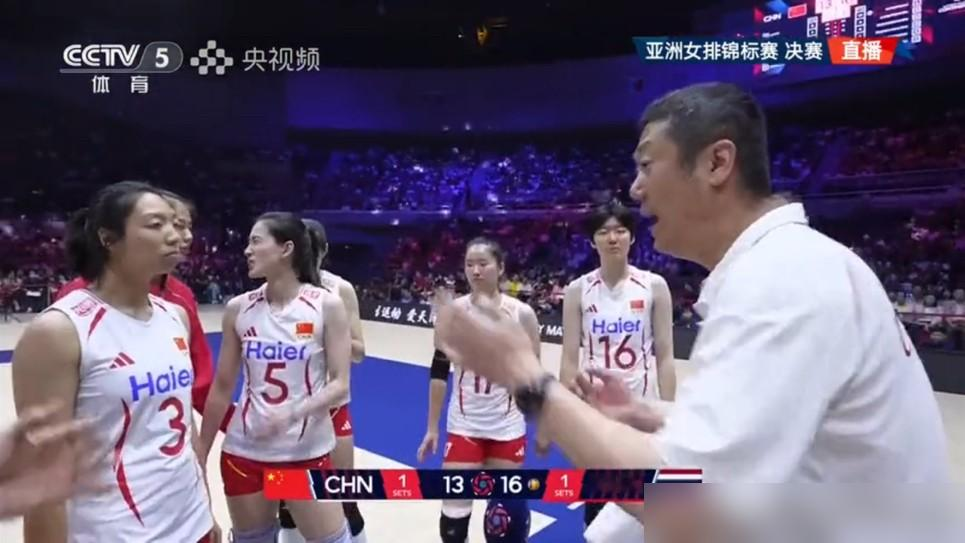名宿一句话，把女排输球的遮羞布撕了：别拿年轻当借口，朱婷不回，赵勇临场再发懵，怎么赢？
他点得直：朱婷该回；赵勇缺国际经验，换人慢半拍；李盈莹带伤硬扛；年轻人接不住大场面。
朱婷没关门。人在意大利恢复，手腕基本控制，扣球成功率过45%，但她说要最佳状态才回，高强度感觉还没找全。
排协定调：输球