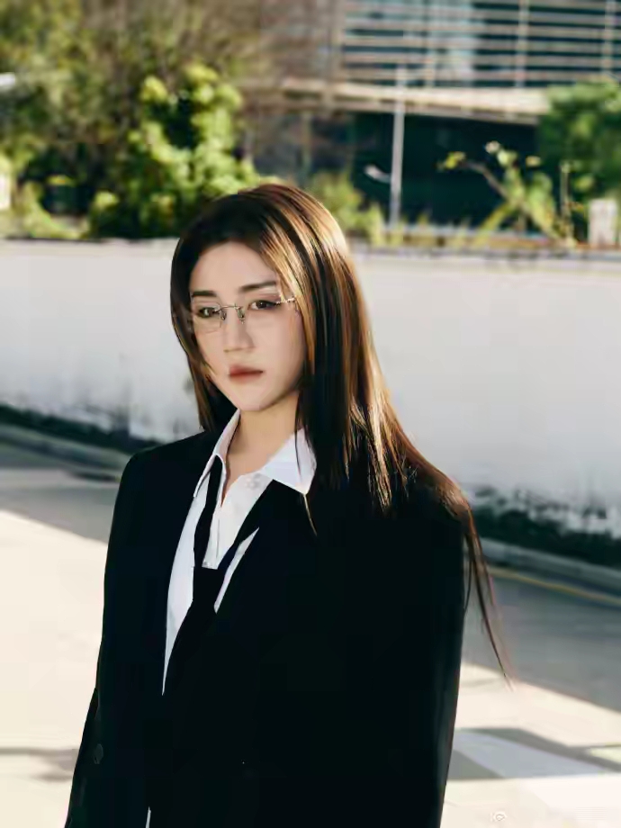 谁说运动员只能穿运动装？ 近日乒乓球奥运冠军陈梦在社交平台晒出一组机车...