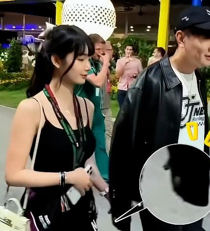 红了二十多年的华语乐坛顶流，公开谈个恋爱居然能坦荡成这样，属实给不少人上了一课。
很多艺人要么把感情藏得严严实实，甚至结婚生子了还在立单身人设；要么就恨不得把私生活切片，算好时间买热搜冲流量。
林俊杰在新加坡F1赛场后的那波操作，真是一点弯弯绕绕都没有。
被镜头拍到的时候，交往两年多的圈外女友