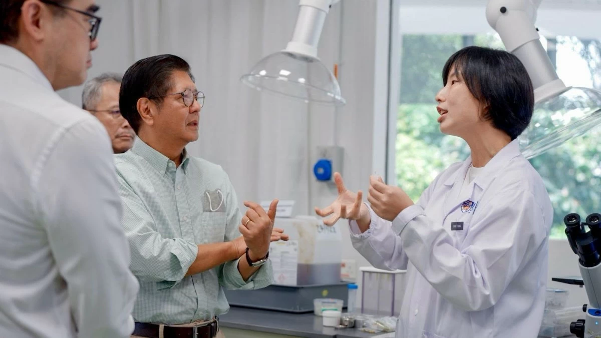 【菲律宾总统马科斯访问新加坡，动了“核计划”的心思？】
马科斯这趟新加坡之行，明显不是走个过场。10号他专门跑到新加坡核能研究与安全研究所转了一圈，还在网上发帖说，想探讨跟新加坡在核科学、研究和安全方面的合作，把核能当作菲律宾可能的长期能源来源。
之所以会这么说，是因为菲律宾现在电力压力不小。经济在