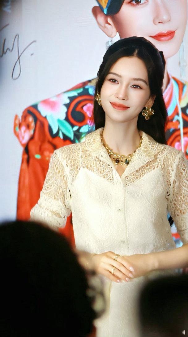 #angelababy[超话]#  [抱一抱]#angelababy像是来和我结婚的# 
分享一组萌萌的baby​