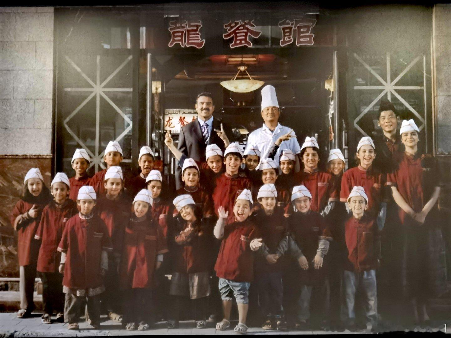 #电影欢迎来龙餐馆# 以外国人身份亲身经历他国战争的反战题材，主演们都演得很好，难怪大家说欠沈腾一个影帝。1：00开始的电影，我从2：00就开始看时间，想着怎么还不结束，看得很难受。后来刷到有人说“如坐针针的好电影”，Can't agree more！很多镜头，很多情节，都不忍心看下去[流泪]里面没有一个 ​