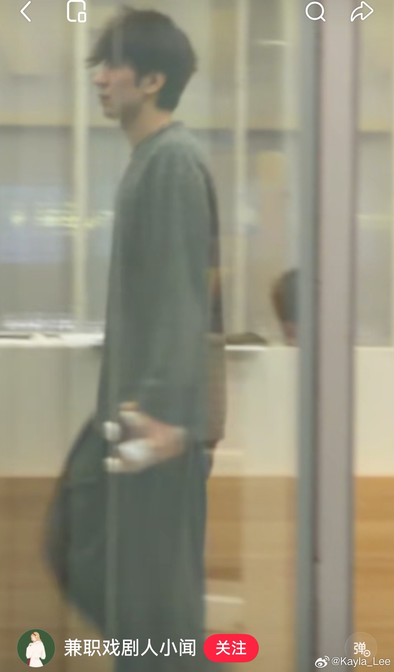 #张弛没有度[超话]# 看了这几天的路透，张弛从厦门回来一天都没有休息，直接回公司工作了。而且被拍到多次和史策一起上下班。这是要回去助演了吗？话说，老张弛是把公司门口当T台了吗，这未免帅的也太超过了！图片截取自xhs中看到的视频。
另：米未门口的人是不是太多了，看着都感觉有点恐怖。我们家IN ​