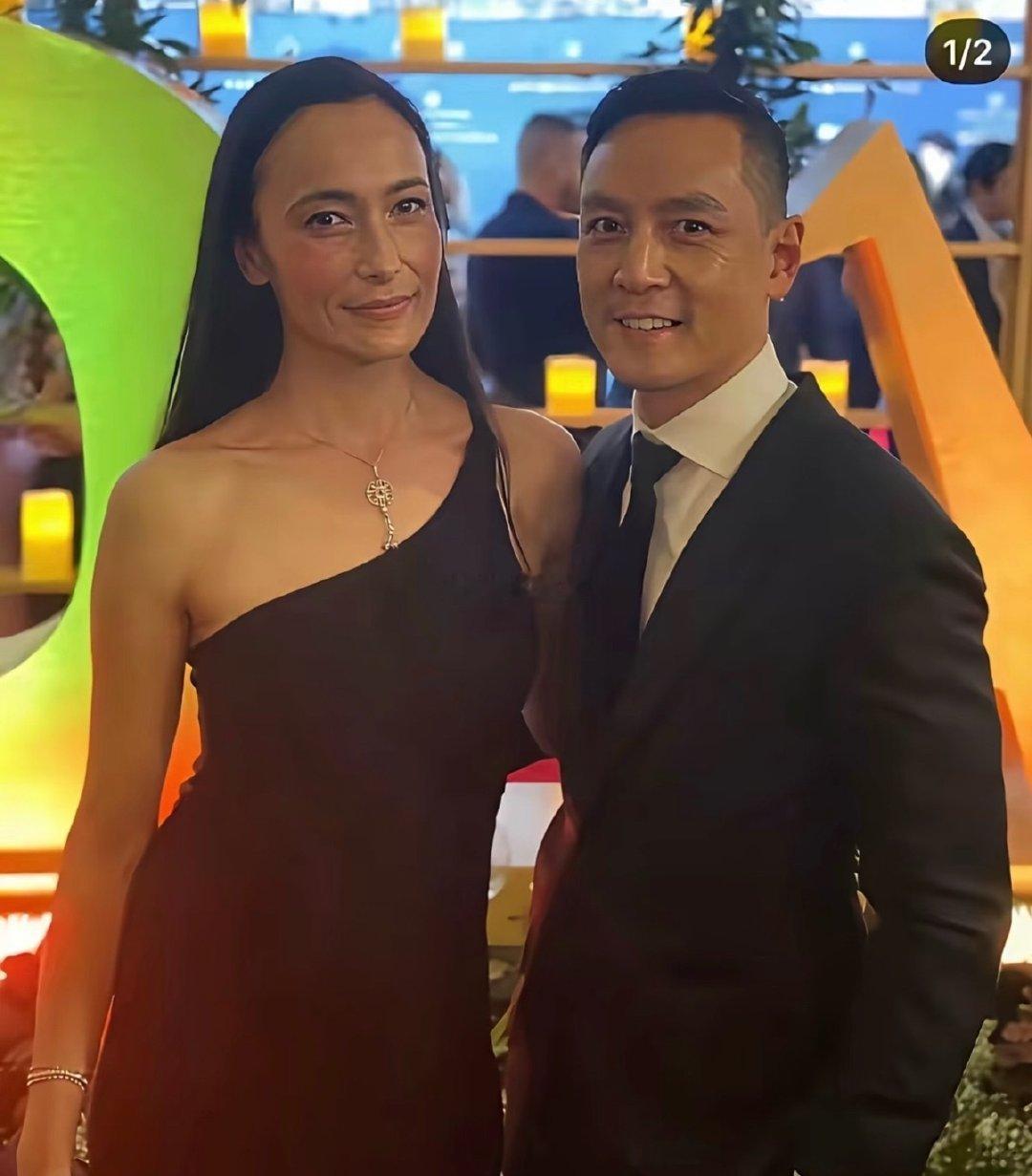 吴彦祖跟他老婆Lisa雷珊合影，这就是夫妻相吗，现在咋长得一模一样… ​