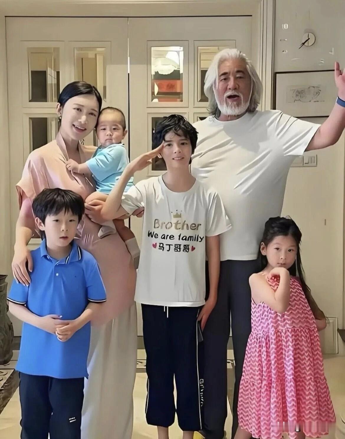 被笑7年


差31岁，被笑7年，杜星霖与张纪中，把日子过热了。
33岁的杜星霖，嫁给64岁的张纪中的时候，这事如果放在，任何一个家庭里，大家都会反复议论这件事。
但是杜星霖和张纪中这一对夫妻，非常坚定地让自己的生活，保持了自己独特的步调。