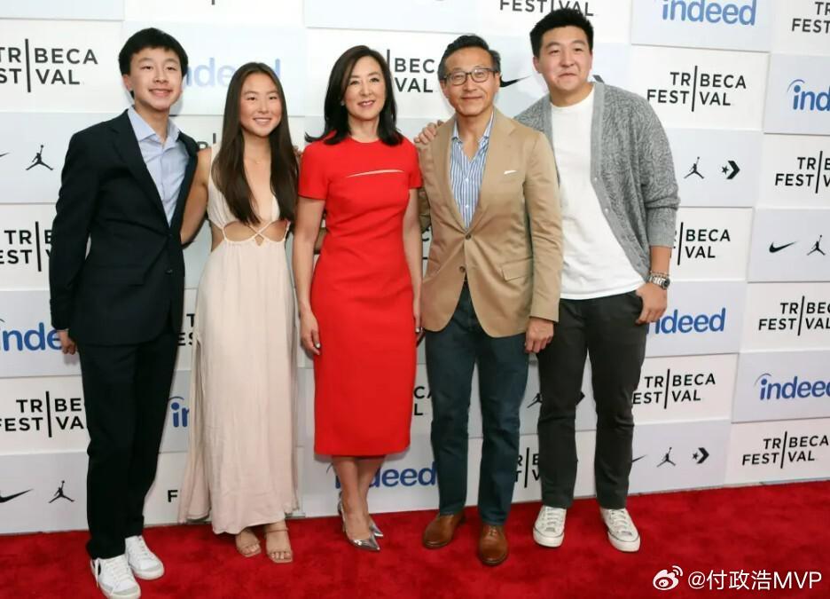 今天，阿里巴巴集团主席、NBA篮网队及WNBA自由人队老板蔡崇信与妻子...