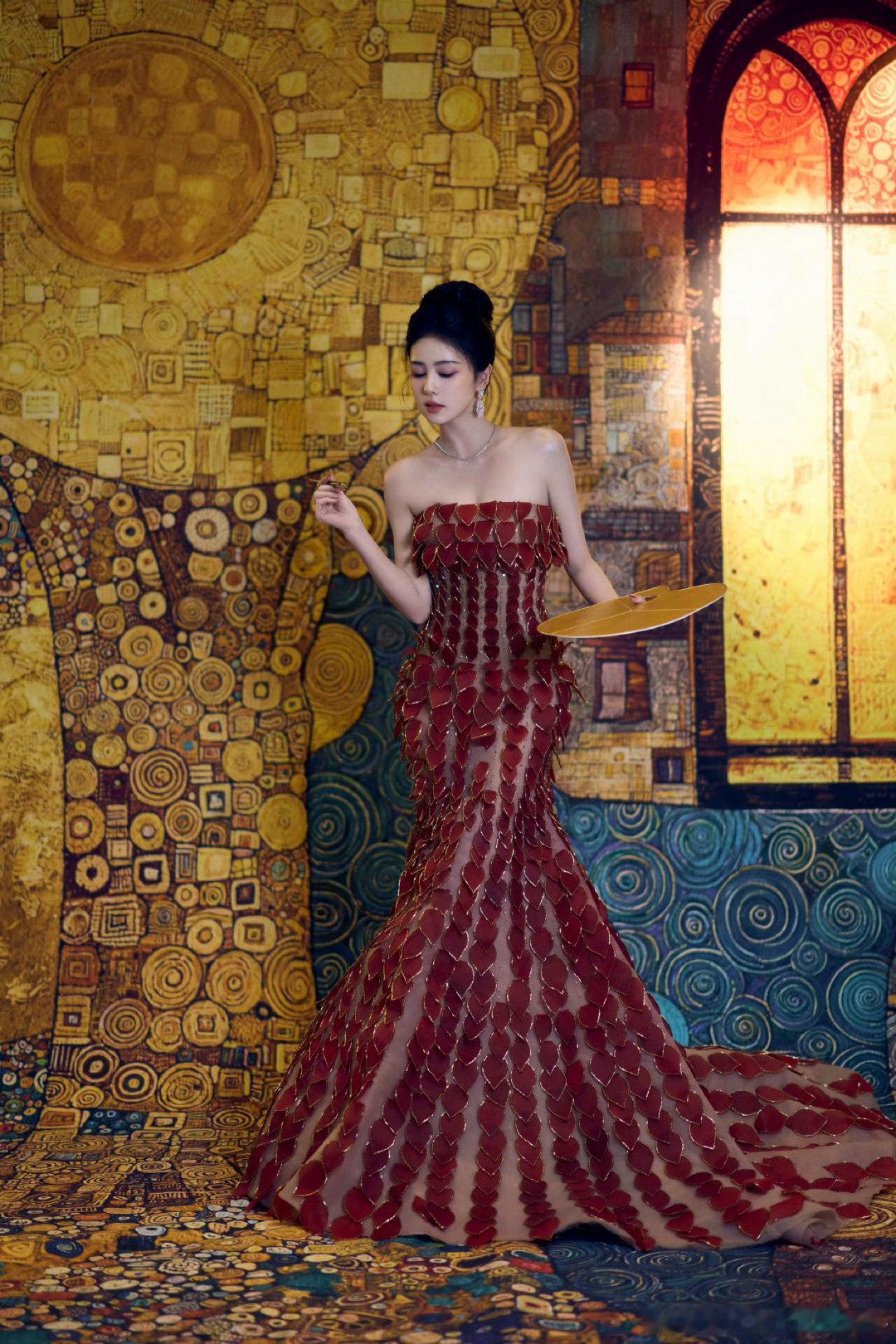 #白鹿红皇后#白鹿这个造型也太美了吧～我宣布我要成为她的颜粉了～那些把她列入四大普女的人，是不是天天开着美颜拍照的？明星真的是和素人有壁，之前线下见过林更新，感觉比电视上帅很多，电视上一直get不到他，但是那一次线下真人真的又白又高～ ​