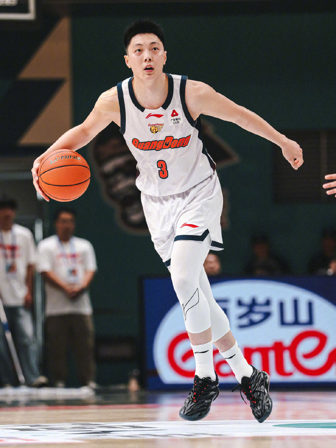 #CBA鞋视角# 

adidas Crazy Energy+ PE

胡明轩新赛季揭幕战上脚Crazy Energy+个人专属PE，黑色鞋面带有虎纹元素，后跟带有个人LOGO，未来将会是市售版本🐅

#广东宏远 南京同曦# ​