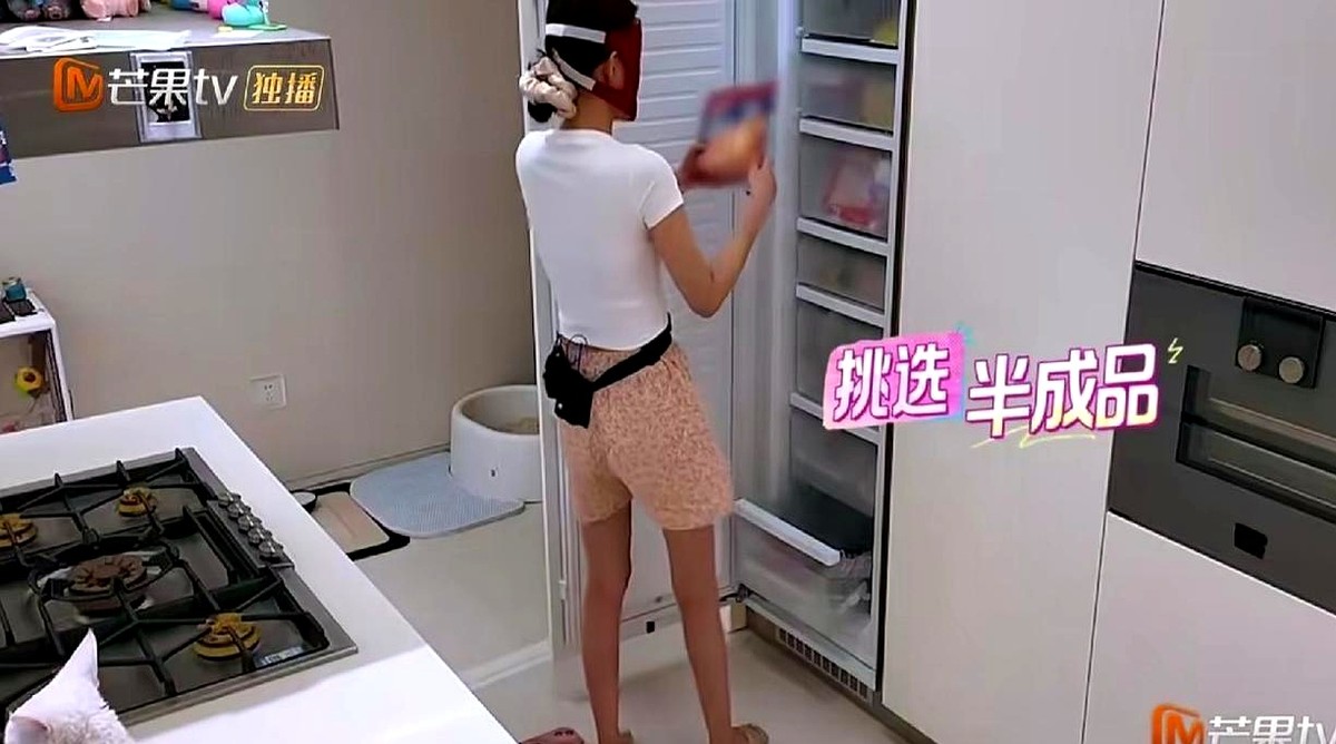 平时红毯白成反光板的孙怡，私下未修图一出来，网友愣是没认出来。

皮肤暗沉偏黄，满脸写着疲惫，跟精修里的灵动少女直接判若两人。尤其跟同场的李小冉搁一块，差距更扎眼。李小冉是出了名的冷白皮，吃东西搭着腿被夸松弛真实，孙怡却被吐槽仪态全无。

大家不是接受不了明星素颜普通，黑眼圈、肤色不均谁都有。真正让