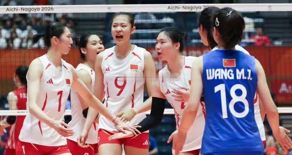 金牌战！中国女排VS日本女排，名古屋亚运女排决赛今晚打响[拳头][拳头]
名古屋亚运会女排决赛来袭！北京时间18:20，中国女排对阵东道主日本女排，冲击队史亚运第10冠。半决赛中国女排苦战五局3-2逆转泰国；日本女排则3-0轻取韩国晋级。日本主场作战，小球串联、快攻跑动极具威胁。经历半决赛硬仗洗礼， ​