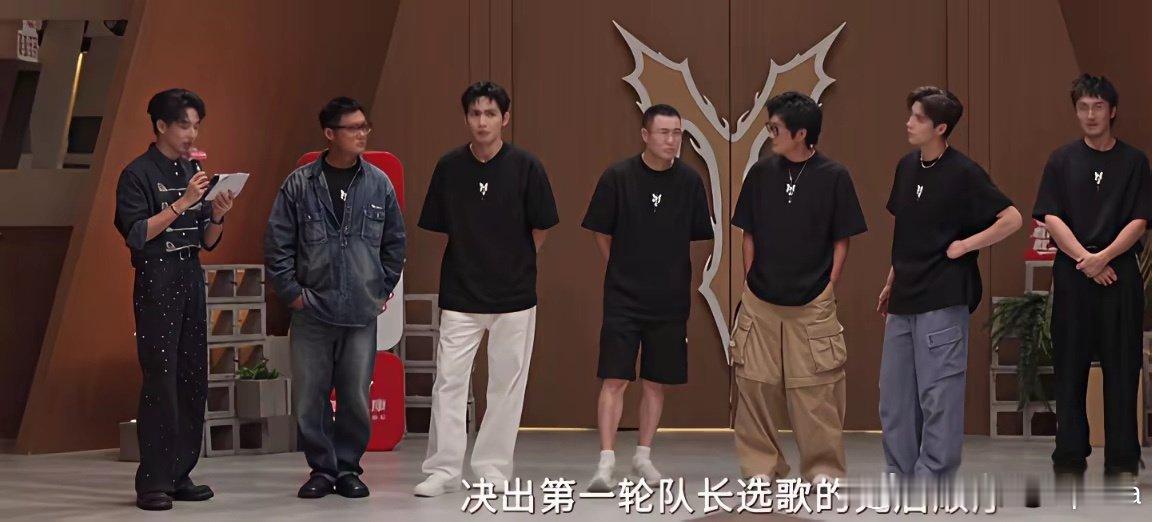 ​​小沈阳在披荆斩棘的哥哥队长环节的各种行为，看着实在让人不太舒服，在自我介绍的时候他就满口自称阳哥，但台下还坐着满江等好几位年纪比他大的前辈。这样是不是有点“托大”的嫌疑。 ​