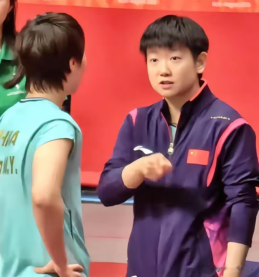 大家发现没？
 
王曼昱最信任的人，
 
可能不是主教练马琳，可能也不是主管教练任浩，而是跟她并肩作战的孙颖莎。
 
王曼昱跟张本美和比赛的时候，
 
她一边听马琳指导，
 
身体一边挪到孙颖莎这边。
 
2026年名古屋亚运会乒乓球女团决赛，第二盘王曼昱对阵张本美和。局间休息，马琳为王曼昱布置战术