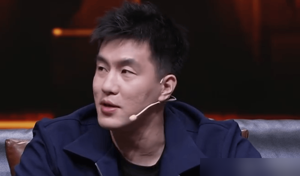 最后4.1秒，87平，郭士强刚摆出盒子战术，郭艾伦在解说席闭着眼就一句：这球杨瀚森打。
2026年8月31日，世预赛中国男篮打黎巴嫩，老叔要绝杀。胡明轩那几个跑位，全是掩护幌子，真杀招是给杨瀚森篮下1v1。
下一秒，赵继伟没传外线，高吊篮下，杨瀚森接球转身打板，89比87，准绝杀。杨健直呼这也太