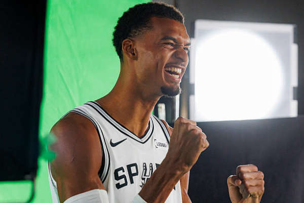 美媒大胆预测：等到文班亚马退役，他有望跻身NBA历史前10！
 
作为划时代独角兽，22岁的文班已经拿出历史级的防守影响力：史上首位全票DPOY、连续三年盖帽王，能从内线护框换防到三分线，攻防一体的天赋百年难遇。
 
但客观来说，想站稳历史前十门槛，还有很长一段路要走。
历史前十的巨星，基本都手握多