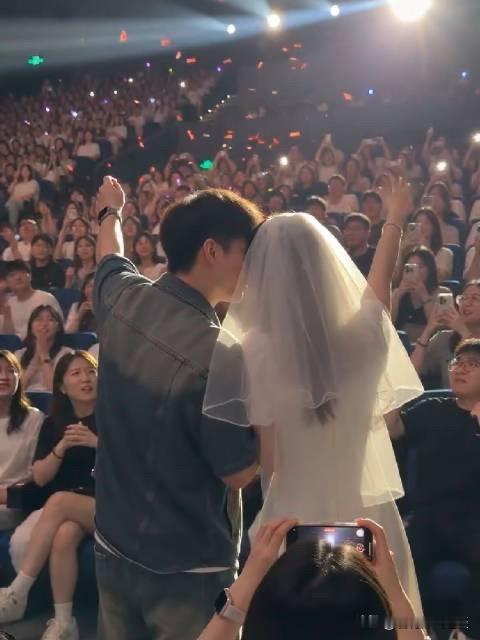 近期一场演唱会求婚现场，引发了全网两极热议。本该是甜蜜浪漫的瞬间，却因为一句此起彼伏的“坐下”，让整场仪式瞬间陷入尴尬，也戳中了当下公共空间最真实的边界难题。

在热烈的演唱会氛围里，情侣起身求婚、抛撒喜糖，本意是想借着舞台灯光和热闹氛围，给自己的爱情留下独一无二的