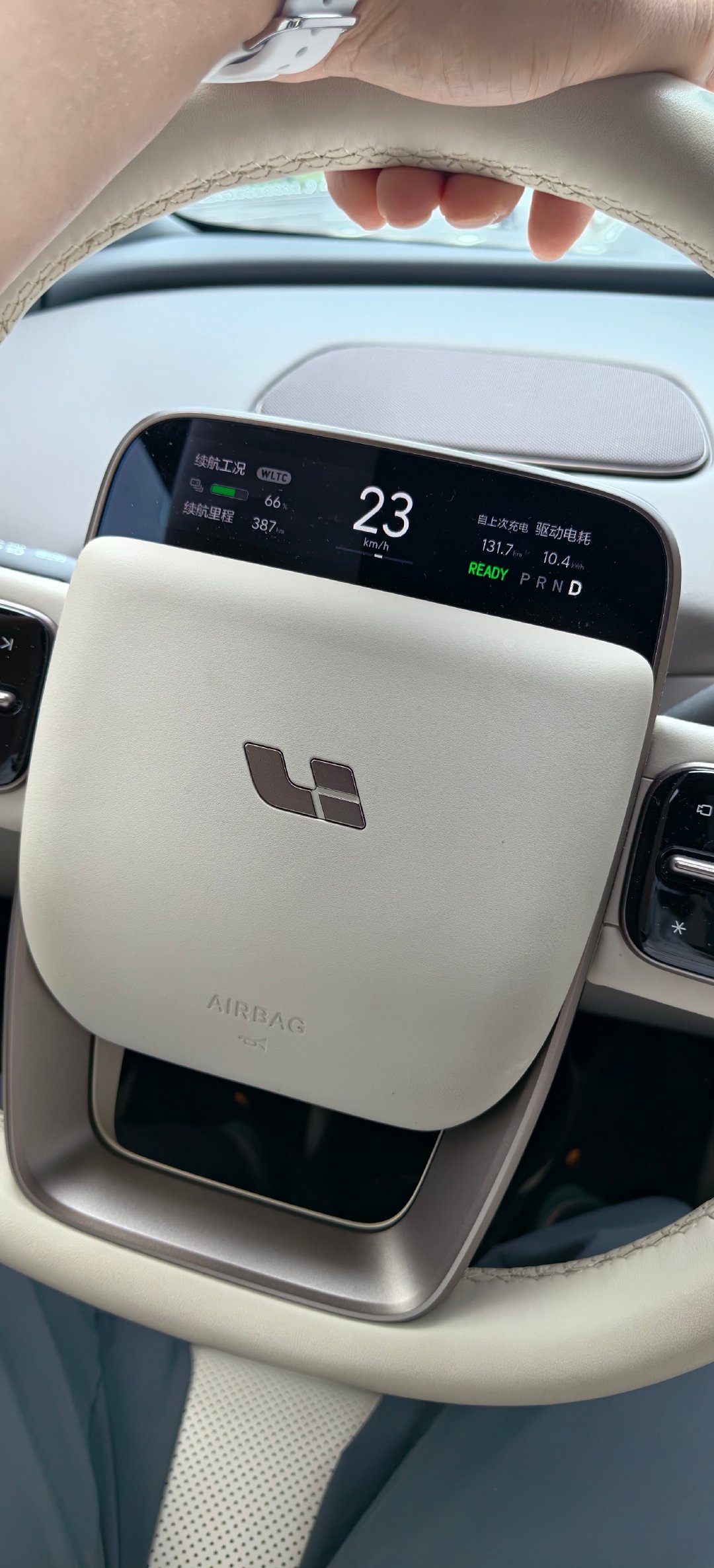 从五菱、丰田亚洲龙、Model 3 到现在的i6，目前为止最满意的就是这台理想，好开又好坐，儿子就更满意了，为他专门选了个后排电视#生活手记# ​