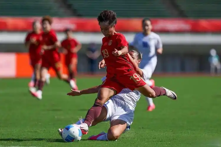 万众期待的亚运女足焦点对决打响正式，对阵双方是中国女足与菲律宾女足。
 
从小组赛积分榜形势来看，两队目前积分持平，这场比赛的胜负结果基本会直接决定两队的小组出线席位。
 
目前中国女足凭借净胜球的微弱优势暂时排在菲律宾女足之前，这也意味着本场比赛我们只要战平对手就能稳稳完成出线。
 
但在上一轮小