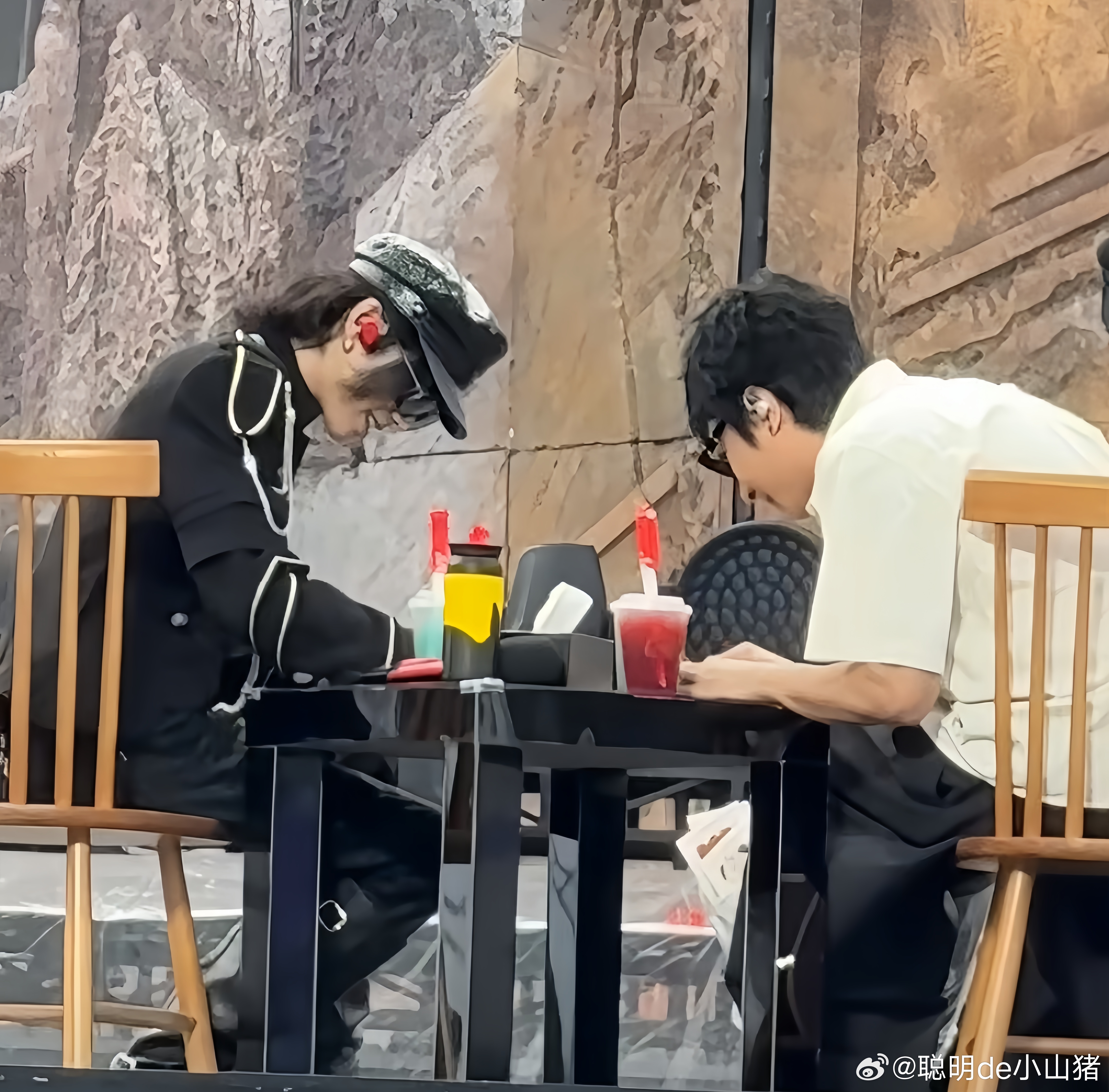 #华晨宇中140元给左大爷买吉他#一张演唱会彩票，揭开华晨宇不为人知的一面

近日，在华晨宇火星演唱会南京站现场，听闻有粉丝看演唱会幸运中大奖，华晨宇兴致拉满开启#华晨宇演唱会刮彩票# 互动。他当场大方许愿，若是中得3000万大奖，便全额平分给现场所有歌迷，真诚又宠溺的发言瞬间点燃全场氛围，互 ​