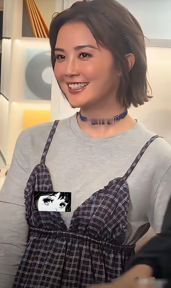阿Sa这脸，圆得都有点不像她了。灰色高领裙往那一站，小腹微凸，全场镜头全往肚子上怼。
嫁给小10岁的健身教练林俊贤才不到半年，状态直接换了个人。以前是紧绷的甜，现在是松下来的软。媒体追着问生子计划，她就一句顺其自然啦，连无所谓都说得轻飘飘。
网友翻她旧照对比，都说这哪是胖，这是日子过安稳了才有的