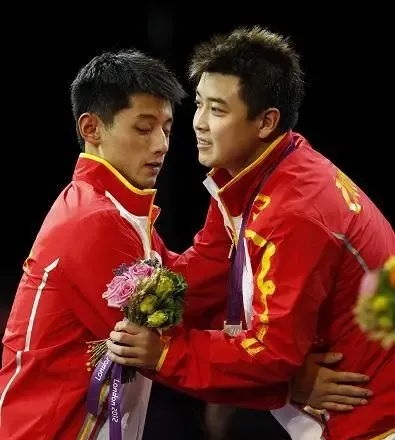 搞死你的，往往是你身边最懂你的陪练。

2008年，20岁的张继科给王皓当陪练。

2008年的国乒训练里，陪练不是陪着过招那么简单，主力的出手习惯、节奏和弱点，往往都得被摸到发烫。

张继科干的，就是这种活，天天对着王皓，一板一板拆，一球一球记，等于把一套顶级打法先学了个透。

后来再碰上，场面就