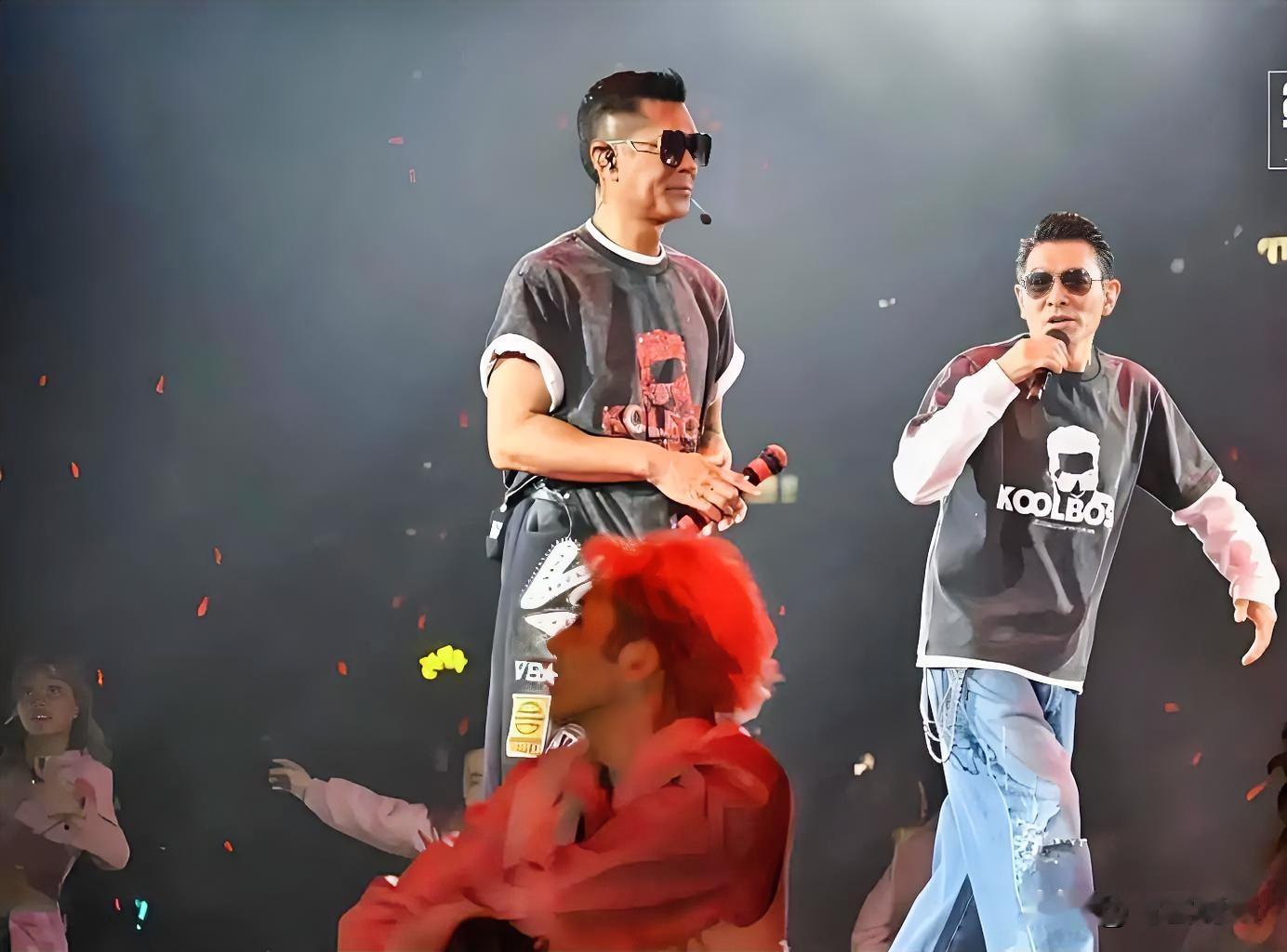 古天乐的演唱会现场，刘德华突然现身，瞬间全场沸腾。这位天王巨星并未提前公布行程，而是在演唱会的高潮时刻悄然登台，给歌迷们带来了极大的惊喜。彼时古天乐正在台上演出，看到刘德华出现，明显一愣神，紧接着脸上露出了不敢相信的笑容，两人在台上热情相拥，现场气氛瞬间被点燃。

刘德华和古天乐是相交多年的好友，此