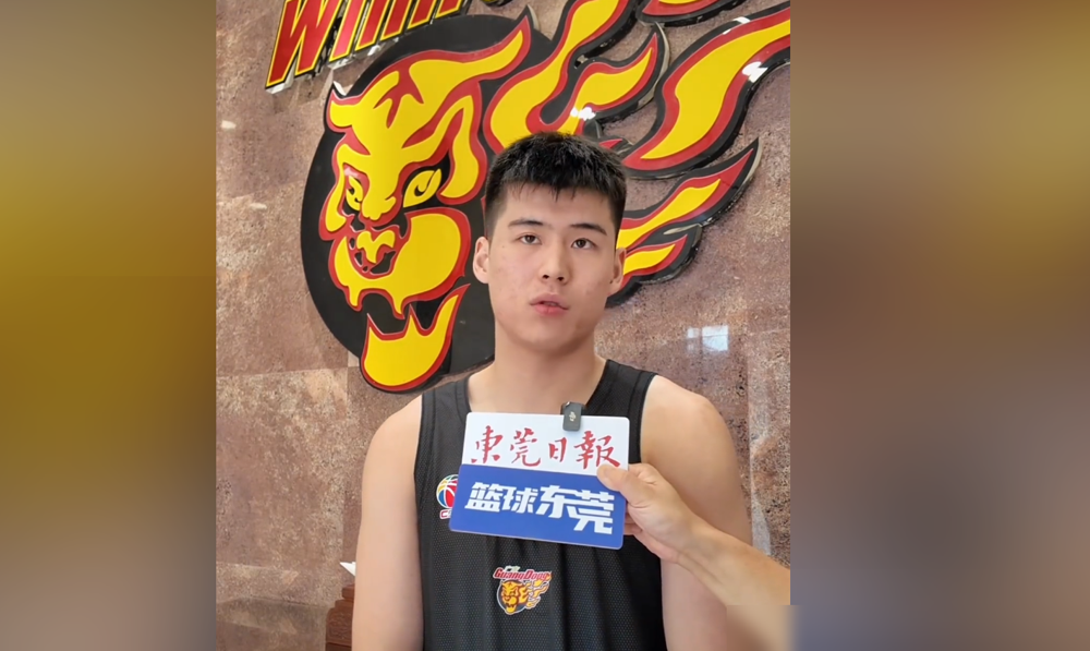 山东男篮想挖回青训遗珠，广东宏远直接拍出底线：拿3000万培养费来换，否则免谈！
这名让老家眼红的小将叫陈家政。年仅20岁，身高195cm，有着现役罕见的持球中投能力，圈内戏称小胡明轩。
凭什么值天价？看数据就懂。U19世界杯他是中国队得分王，新秀赛季三分命中率高达51%。今年3月打四川，他更是