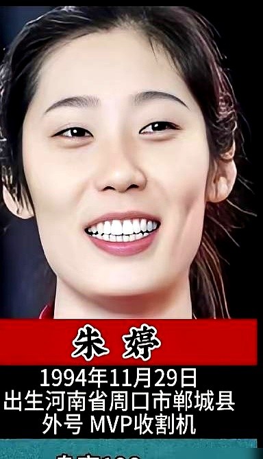 转球六下，拍六下，拨六下。

这是张常宁发球前的固定动作。有人议论说看着像把排球场当成了赌场。其实这是她早年打沙滩排球留下的习惯。当时球上全是沙子，不转干净没法发，后来转到室内就成了肌肉记忆。

看她以前打沙排的照片，皮肤黑胳膊粗，被网友叫黑胖史。

女排里惠若琪、魏秋月、李月明都很漂亮。长相是入场
