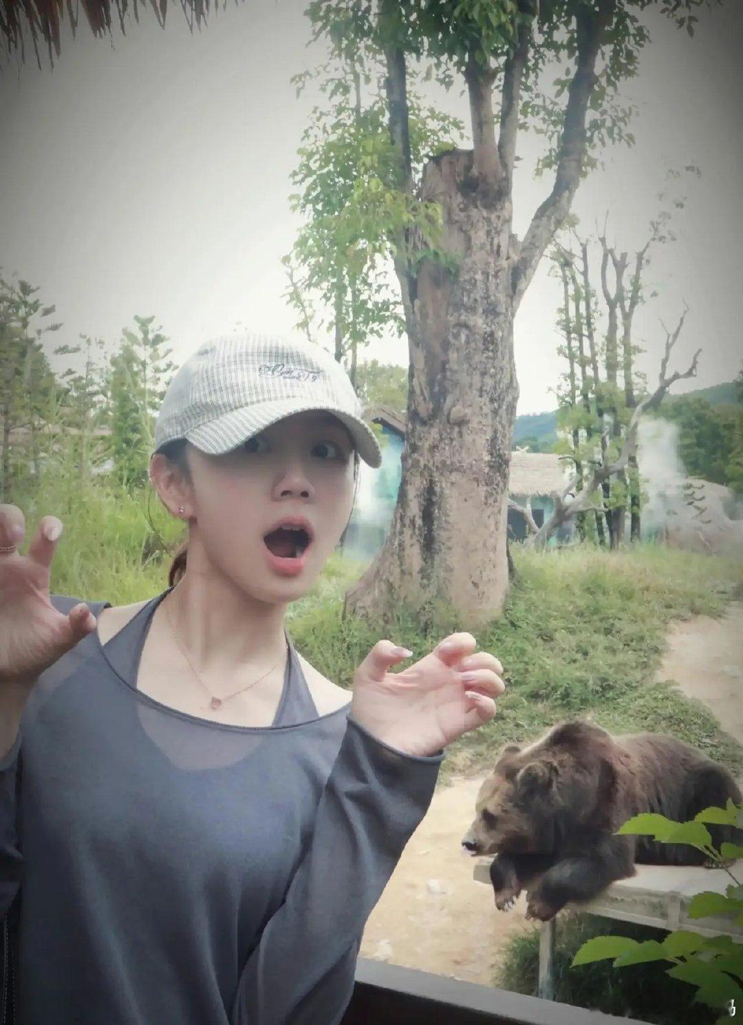 冯禧婚后分享生活照，她以素颜轻松状态出镜，头戴格纹刺绣棒球帽，身穿灰调假两件休闲上衣搭配简约细项链与黑色挎包，整体穿搭随性松弛！ ​