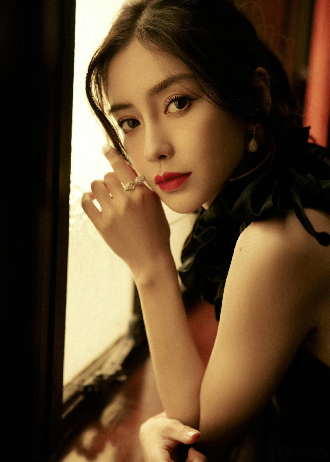 #angelababy[超话]#  yy #杨颖# 

“满天辉映的不止星光，还有你眼中的星河鹭起。”

​