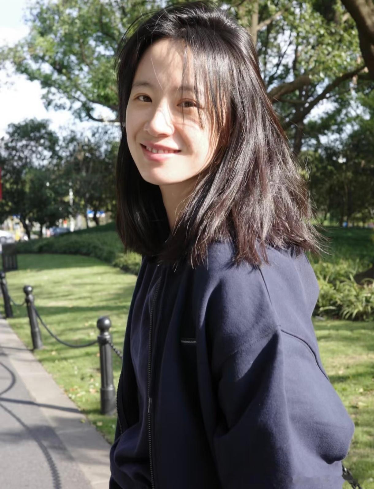 #李梦耍大牌事件#说起李梦，绕不开流传许久的耍大牌传闻。
大众熟知的“苹果事件”，源自综艺的口述片段，故事被截取之后，只留下深夜找苹果的片段，却隐去了前因：补拍镜头需要道具颜色相近，避免剪辑出现穿帮，这是影视拍摄的基本职业要求，张颂文讲述这件事的初衷，也是夸赞她对待表演的极致认真， ​